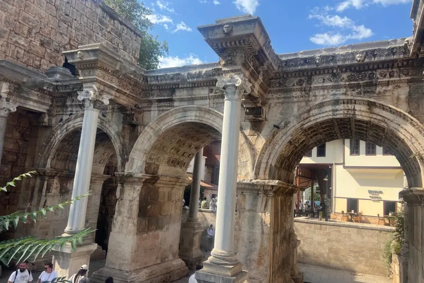 Hadrian Kapısı (Üçkapılar)