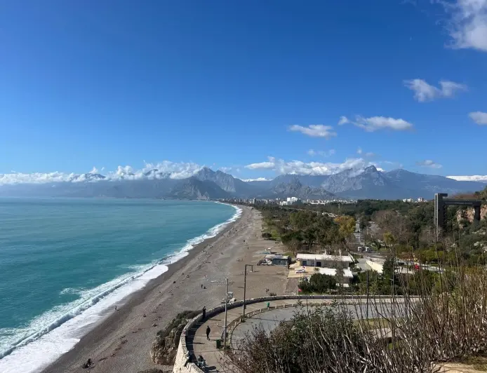 Kışın Konyaaltı Beach’e Neden Gitmelisin? (2026 Rehberi)
